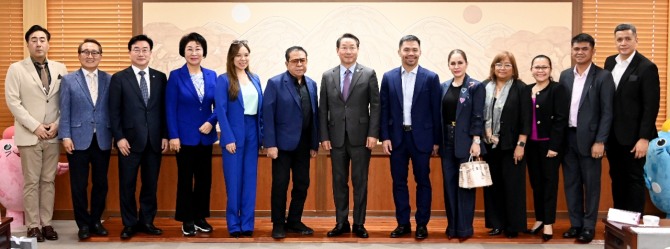 유정복 인천광역시장이 22일 시청 접견실에서 필리핀 LCS그룹 샤빗 싱송 회장, 매니 파퀴아오 필리핀 전 상원의원을 만나 협력방안을 논의한 뒤 기념촬영을 하고 있다. 사진=인천시