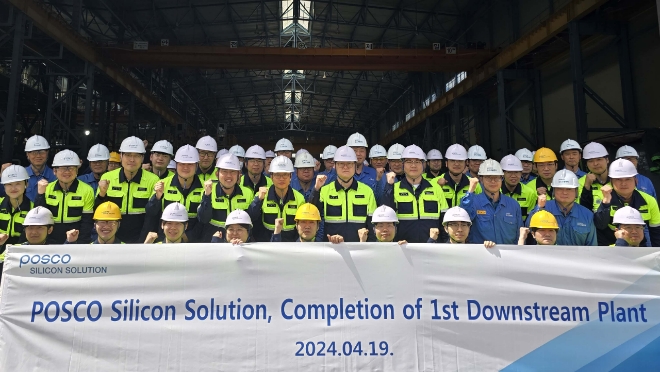 이재우 대표(두 번째 줄 오른쪽에서 다섯 번째) 등 포스코실리콘솔루션 임직원들이 지난 19일 준공한 실리콘음극재공장 앞에서 기념촬영을 하고 있다. 사진=포스코그룹