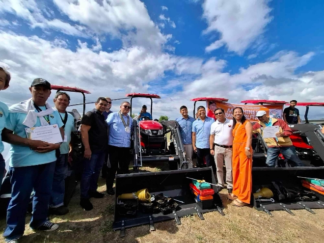 필리핀 농업부 공무원과 TYM 직원, 현지 주민들이 TYM이 공급한 트랙터 전달식에서 기념촬영을 하고 있다. 사진=TYM