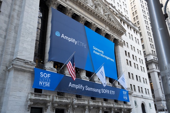 삼성자산운용은 미국 ETF전문 운용사 Amplify와 함께 지난 11월 뉴욕거래소에 Amplify Samsung SOFR ETF를 상장한 것을 기념해 22일(현지 시각) 장 시작을 알리는 뉴욕거래소 ‘오프닝 벨’ 행사에 참석했다고 밝혔다. 사진=삼성자산운용