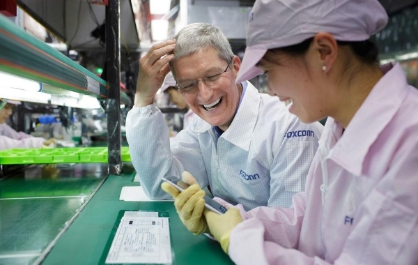 애플이 2023년 들어 총 157개 중국 현지 부품 제조 협력사와 계약을 체결한 것으로 알려졌다. 2022년 대비 6개가 늘어난 것이다. 중국 정저우 소재 폭스콘 제조 공장을 찾은 팀 쿡 애플 대표가 근로자와 함께 웃고 있다. 사진=팀 쿡 X(트위터)