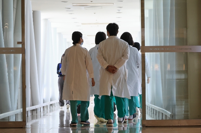 지난 22일 서울 시내 한 대학병원에서 의료진이 이동하고 있다. 사진=연합뉴스