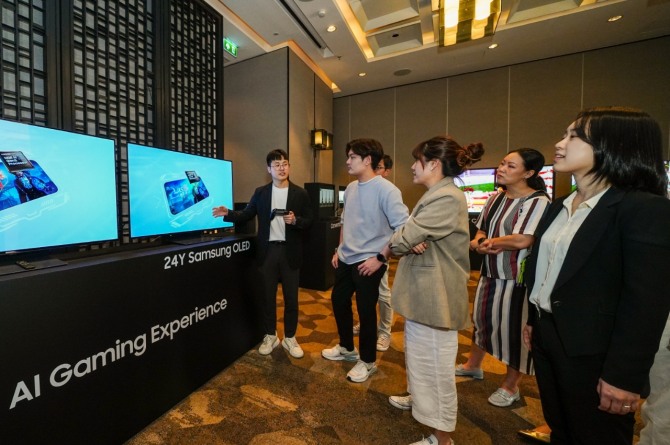 23일(현지시각) 태국 방콕 '2024 동남아 테크세미나'에서 참석자들이 삼성전자 2024년형 OLED 신제품을 살펴보고 있다. 사진=삼성전자