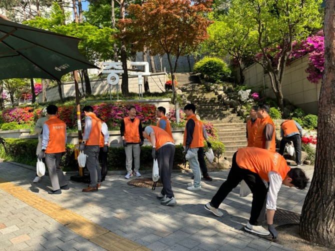한화커넥트는 지구의 날을 맞아 전 직원이 서울역과 청량리역 인근을 걸으며 쓰레기를 줍는 플로깅 행사를 진행했다. / 사진=한화커넥트