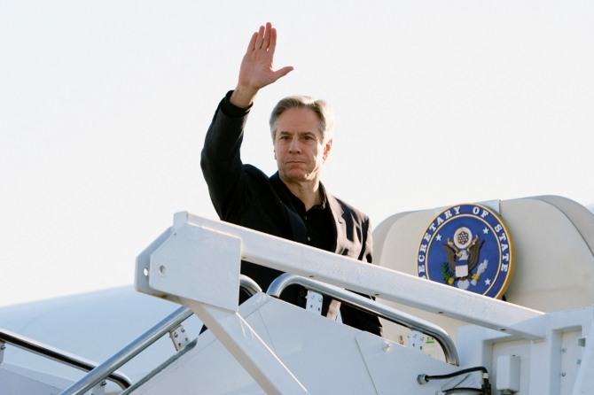 토니 블링컨 미국 국무장관이 23일(현지시각) 미국 메릴랜드주 앤드류스 공군기지에서 중국으로 향하는 비행기에 탑승하며 손을 흔들고 있다. 사진=로이터 