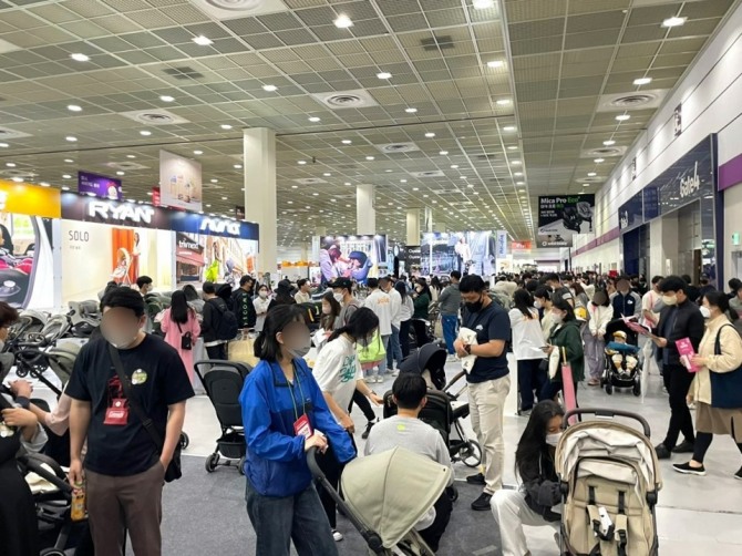 육아 쇼핑 플랫폼 ‘키디키디’가 오는 25일부터 서울 코엑스에서 열리는 ‘코베 베이비페어’에 참여한다. 사진은 지난해 10월 열린 ‘코베 베이비페어’ 모습 / 사진=이랜드월드