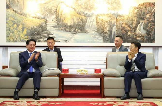 22일, 중국 산둥성 웨이팡시서 류지앤쥔(刘建軍) 웨이팡시장과 회담