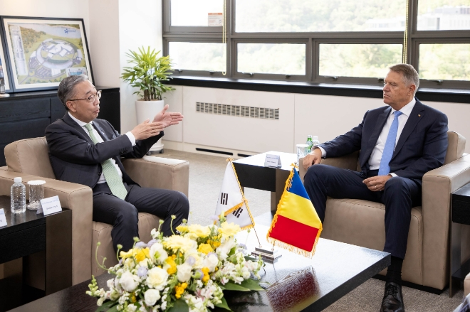 클라우스 요하니스 루마니아 대통령(오른쪽)이 24일 두산에너빌리티 경남 창원 본사를 방문해 두산에너빌리티 박지원 회장과 면담을 하고 있다. 사진=두산에너빌리티