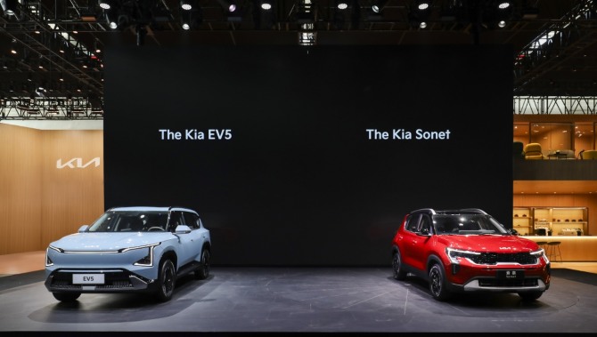 기아는 2024 베이징 국제 모터쇼에서 전기차 (사진왼쪽)EV5와 SUV 쏘넷를 공개하고 중국시장 재공략에 나선다. 사진=기아