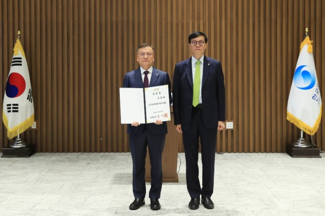 이창용 한국은행 총재가 25일 서울 중구 한국은행에서 김종화 신임 금융통화위원에게 임명장을 전달한 뒤 기념사진을 찍고 있다. 사진=한국은행
