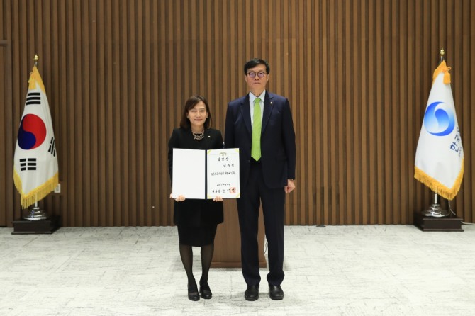 이창용 한국은행 총재가 25일 서울 중구 한국은행에서 이수형 신임 금융통화위원에게 임명장을 전달한 뒤 기념사진을 찍고 있다. 사진=한국은행