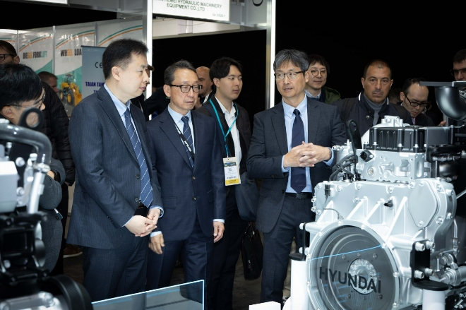 조영철 HD현대인프라코어 조영철 대표이사(왼쪽에서 두 번째)가 24일(현지시각) 프랑스 파리에서 개막한 ‘인터마트 2024’에서 친환경 신형 엔진 'DX05'와 'DX08'을 살펴보고 있다. 사진=HD사이트솔루션