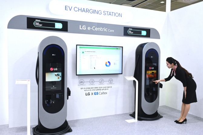 지난달 6일 서울 코엑스에서 열리는 'EV트렌드코리아'에서 LG전자가 선보인 전기차 충전 솔루션. 모델이 24형 터치 스크린이 탑재된 LG전자의 200kW 급속 충전기를 체험하고 있다. 사진=LG전자