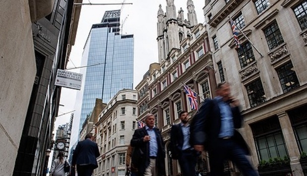 2024년 4월 23일 영국 런던의 시티 금융지구를 걸어가는 사람들. 사진=EPA/연합뉴스