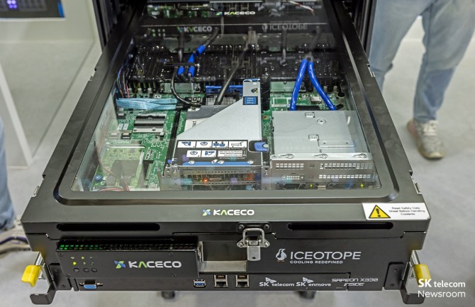 월드IT쇼 2024 중 공개된 사피온 X300 칩이 탑재된 컴팩트 카드가 액냉각 탱크 안에서 가동 중인 모습. 사진=SK텔레콤