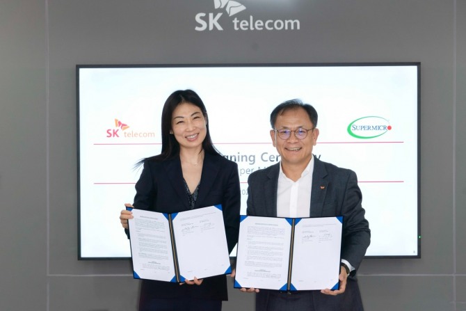 센리 첸 슈퍼마이크로 최고성장책임자(왼쪽)와 하민용 SKT 최고사업개발책임자가 MWC 2024 전시장에서 MOU 체결 후 기념 촬영하고 있다. 사진=SK텔레콤