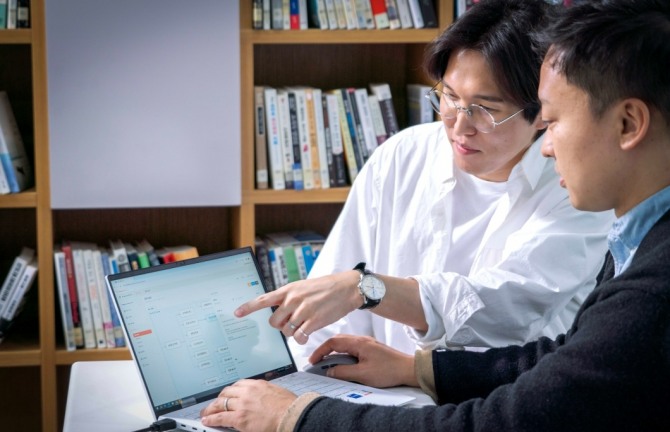 SK텔레콤 직원들이 AI 컨택센터 서비스 'SKT AI CCaaS'를 운영하는 모습. 사진=SK텔레콤