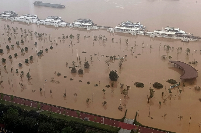 지난 22일(현지시각) 기록적인 폭우가 내린 중국 남부 광둥성 칭위안시의 강변 공원이 베이장강을 따라 침수돼 있다. 광둥성 대홍수는 기후변화의 영향으로 100년만의 대홍수로 기록될 정도로 폭우가 내렸다.사진=뉴시스 