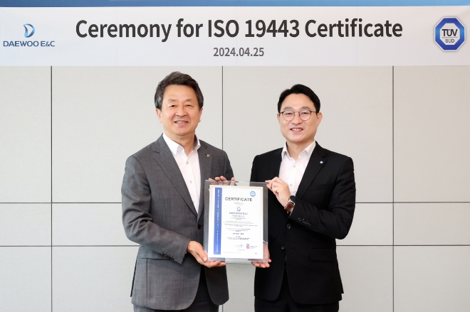 ISO 19443 인증서 수여식에 참석한 대우건설 백정완 대표이사(좌)와 TÜV SÜD Korea 서정욱 대표이사. 사진=대우건설