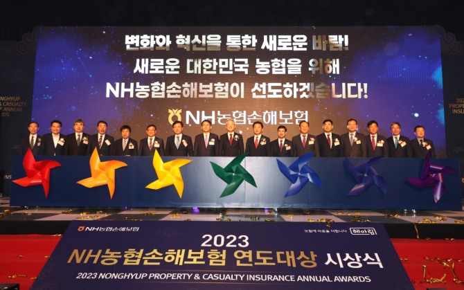 농협중앙회 강호동 회장(사진 왼쪽 아홉 번째)과 농협손해보험 서국동 대표이사(사진 왼쪽 여덟 번째)가 사무소부문 수상자들과 기념촬영 하고 있다. 사진=NH농협손보 제공.