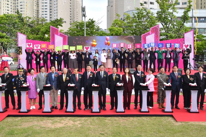 해운대구 신청사 건립 착공식이 26일 오후 3시, 부산 해운대구 재송동에 위치한 해운대구 문화복합센터 앞 잔디광장에서 개최됐다. 이날 착공식에는 김성수 해운대구청장을 비롯해 박형준 부산시장과 지역 국회의원, 시·구의원 등을 비롯해 주민 1800여 명이 참석했다. 사진=부산시