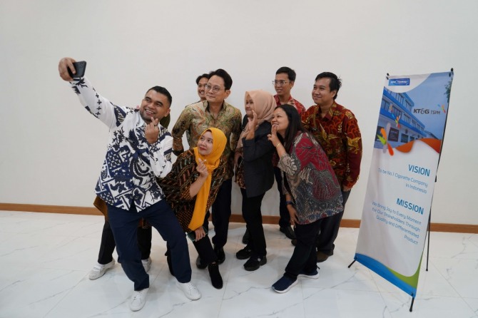 방경만 KT&G 사장이 인도네시아 현지 직원들과 기념사진을 찍고 있다.  /사진=KT&G