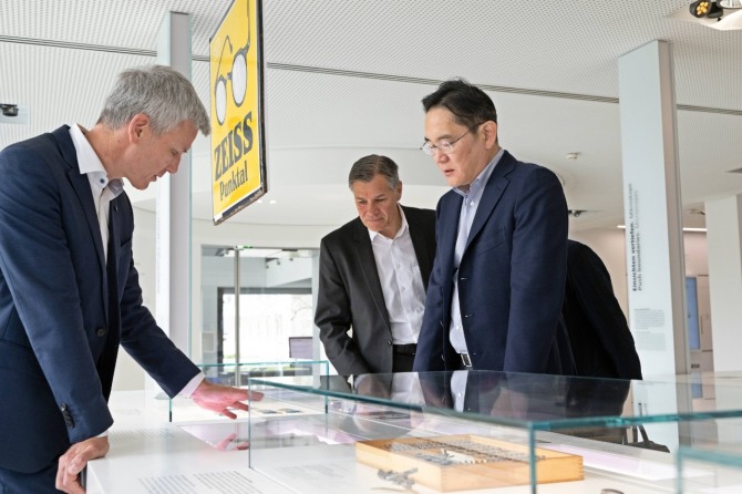 이재용 삼성전자 회장이 26일(현지시각) 독일 오버코헨 자이스 본사를 방문해 자이스 제품을 살펴보고 있다. 사진=삼성전자