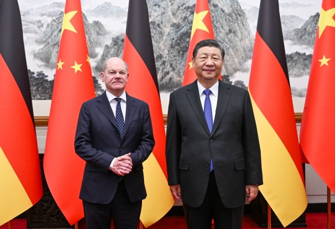지난 16일 올라프 숄츠 독일 총리(왼쪽)가 중국을 방문해 시진핑 중국 국가 주석과 만나 포즈를 취하고 있다.  사진=연합뉴스
