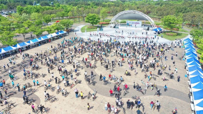 안산시는 지난 28일 오전 안산호수공원 일대에서 안산시민과 경기도 전역의 자전거 애호가 등 1000명 이상이 운집한 가운데 ‘2024년 안산 자전거 대축전’을 개최했다. 사진=안산시