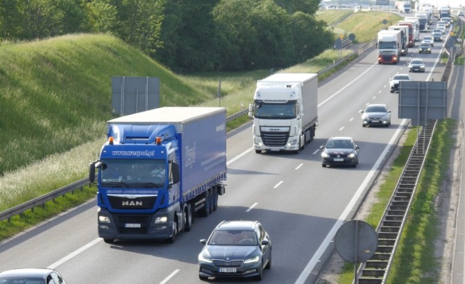 오는 7월부터 EU 국가에서 과속을 하면 자동차에서 경고음이 울리거나 진동이 울리거나 속도가 느려진다.