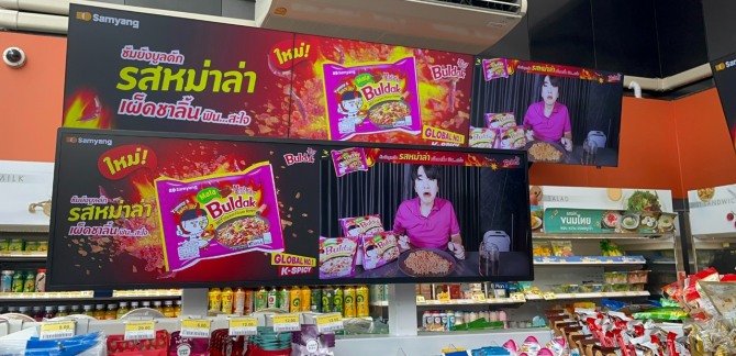 태국 세븐일레븐에서 마라불닭볶음면 디지털 광고가 나오고 있다. / 사진=삼양식품