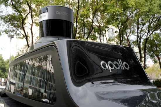 지난해 2월 중국 후베이성 ​​우한에서 바이두의 무인 로봇택시 서비스 아폴로 고(Apollo Go)의 차량에 아폴로 로고가 보인다.