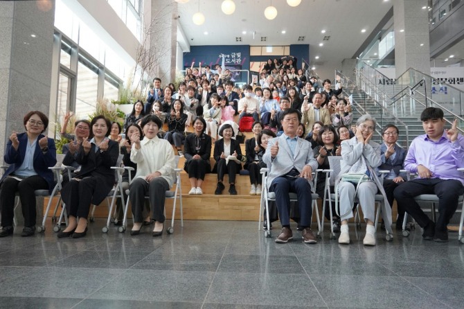 김원중 서울시의원(앞줄 오른족 세번째)이 행사 참석자들과 기념촬영을 하고 있다.사진=서울시의회