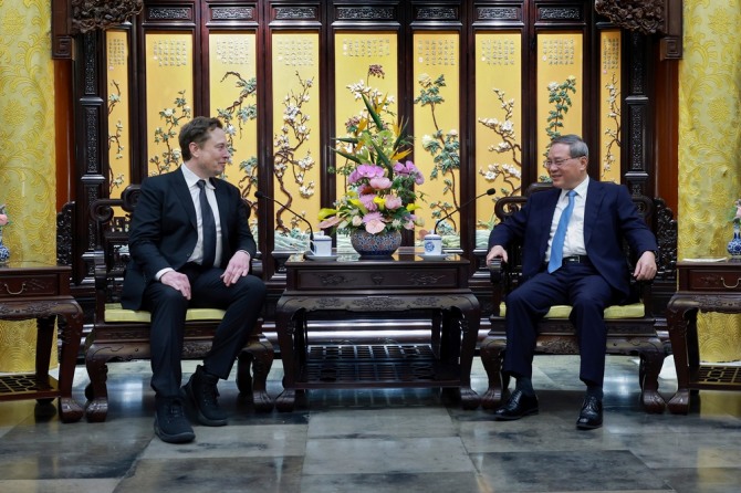 28일(현지 시각) 중국을 깜짝 방문한 일론 머스크 테슬라 최고경영자(CEO·왼쪽)가 리창 중국 국무원 총리와 만나 이야기를 나누고 있다. 사진=AP/연합뉴스