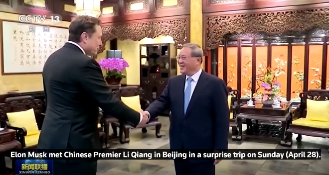 리창 중국 총리(오른쪽)가 지난 28일(현지시각) 수도 베이징을 전격 방문한 일론 머스크 테슬라 CEO를 만나 악수하고 있다. 사진=CCTV