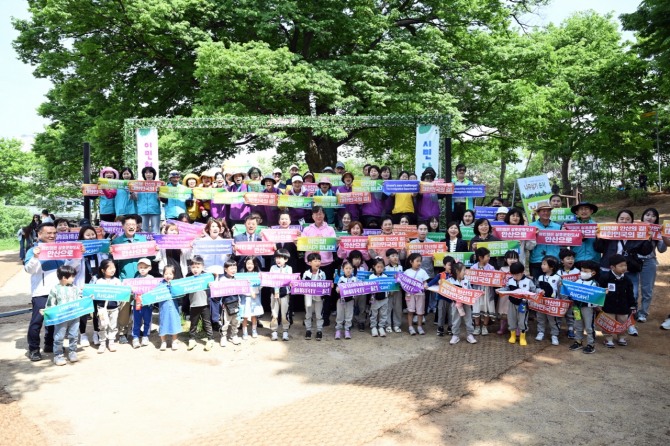 안산시는 지난 29일 상록구 이동 일원 동서화합의 숲길에서 식목일 기념 나무 심기 행사를 개최했다. 사진=안산시
