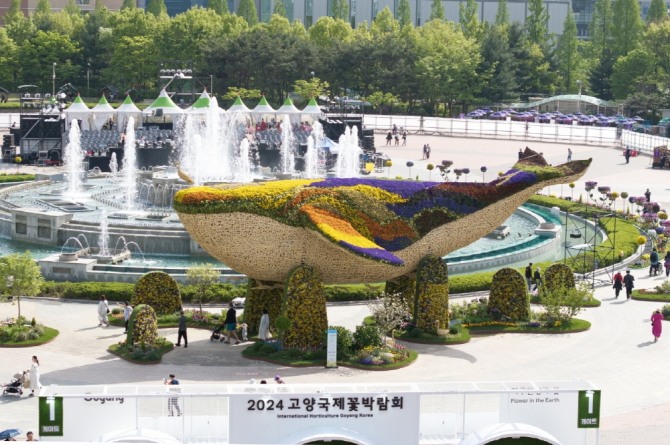 꽃등고래와 재두루미 조형물이 있는 지구환경 정원. 사진=고양시
