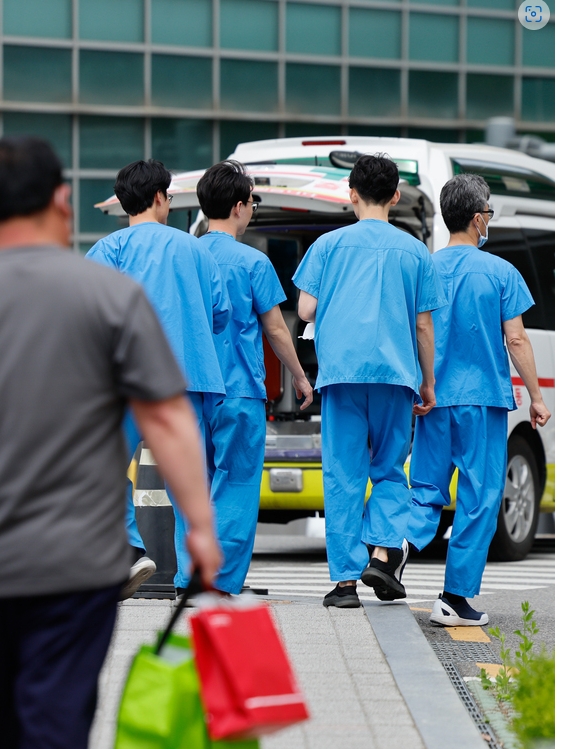 서울대병원 교수들의 일반 환자 외래 진료·수술 휴진을 하루 앞둔 29일 종로구 서울대병원에서 의료진이 이동하고 있다.