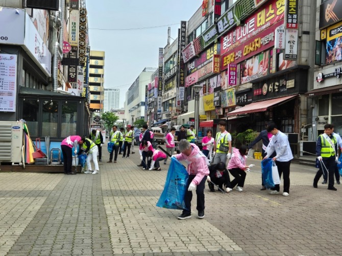 안산환경재단은 30일 안산국제거리극축제를 앞두고 실시한‘시민과 함께 하는 안산사랑 대청소’행사에 재단 환경교육센터 직원, 그린리더스클럽 기업회원과 2024 센터 환경교육 강사진이 함께했다. 사진=안산환경재단