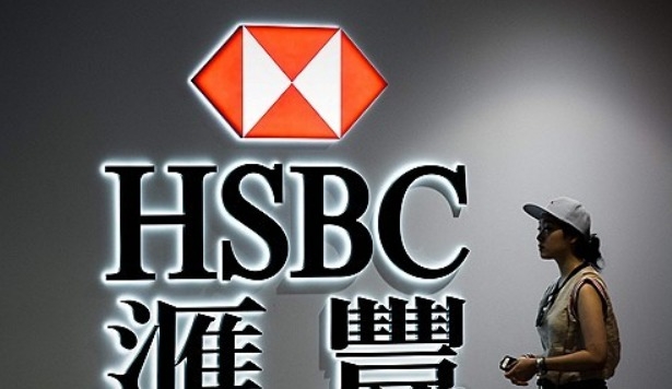 2015년 8월 3일 홍콩에서 한 여성이 HSBC 은행 로고 앞을 지나가고 있다. 사진=AFP/연합뉴스