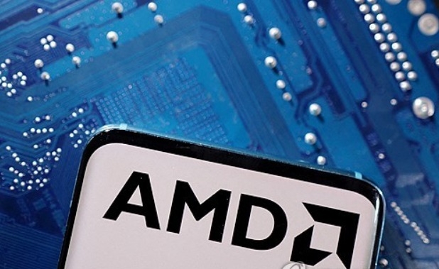 2023년 3월 6일에 촬영된 일러스트에서 디스플레이된 AMD 로고가 표시된 스마트폰이 컴퓨터 마더보드 위에 놓여 있다. 사진=로이터