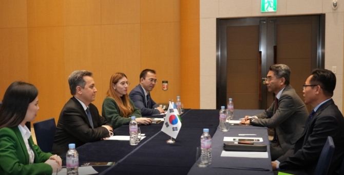 셰르조드 셰르마토프 장관이 우즈베키스탄 대표단을 이끌고 포스코DX와 회담을 하고 있다.