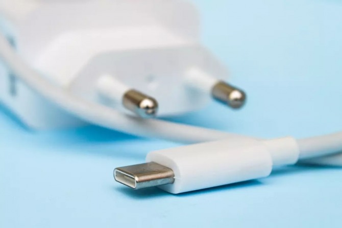 애플과 삼성이 휴대폰 충전기 공급을 중단할 예정이다.