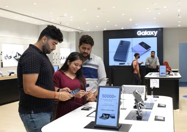 인도 소비자들이 올해 초 인도 구르가온 앰비언스 몰에 위치한 삼성 모바일 스토어에서 삼성 스마트폰을 체험하고 있다. 사진=삼성전자