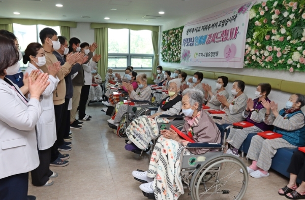 경북 구미시립노인요양병원 관계자들이 지난해 5월8일 어버이날을 맞아 입원 중인 어르신들에게 선물을 나눠준 뒤 어버이날 노래를 불러주고 있다.사진은 기사의 특정내용과 관련없음.사진=뉴시스