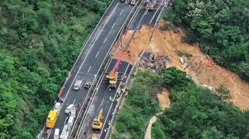 중국 광둥성서 고속도로 무너져 차량들 비탈 추락. 사진=중국 신화사/연합뉴스