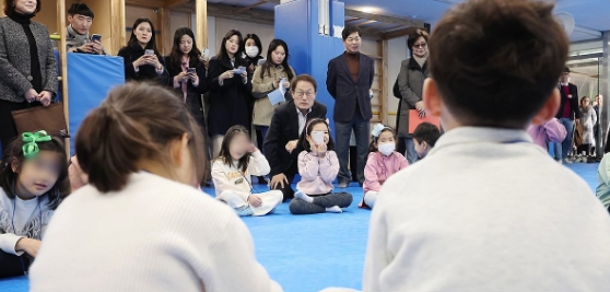 조희연 서울시교육감(가운데)이 지난 3월 서울 아현초를 방문해 늘봄학교 '세상의 모든 리듬' 프로그램을 살펴보고 있다. 사진=연합뉴스 