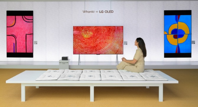 관람객이 2일 ‘프리즈 뉴욕’에서 공감지능(AI) TV ‘LG 올레드 에보’를 통해 김환기 작품을 감상하고 있다. 사진=LG전자