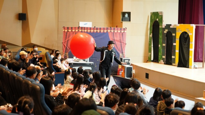 삼성전기개최한 어린이날 초청행사에서 임직원들이 가족과 공연을 관람하고 있다. 사진=삼성전기