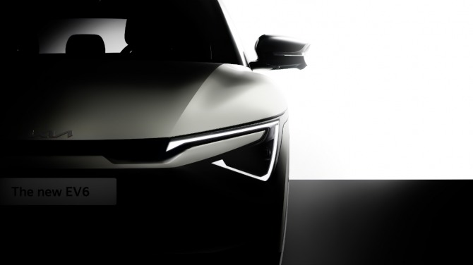 기아는 2일 EV6 출시 3년만에 선보이는 상품성 개선 모델 ‘더 뉴 EV6'의 티저 이미지를 공개했다. 사진은 더 뉴 EV6 실루엣과 전면부 램프. 사진=기아